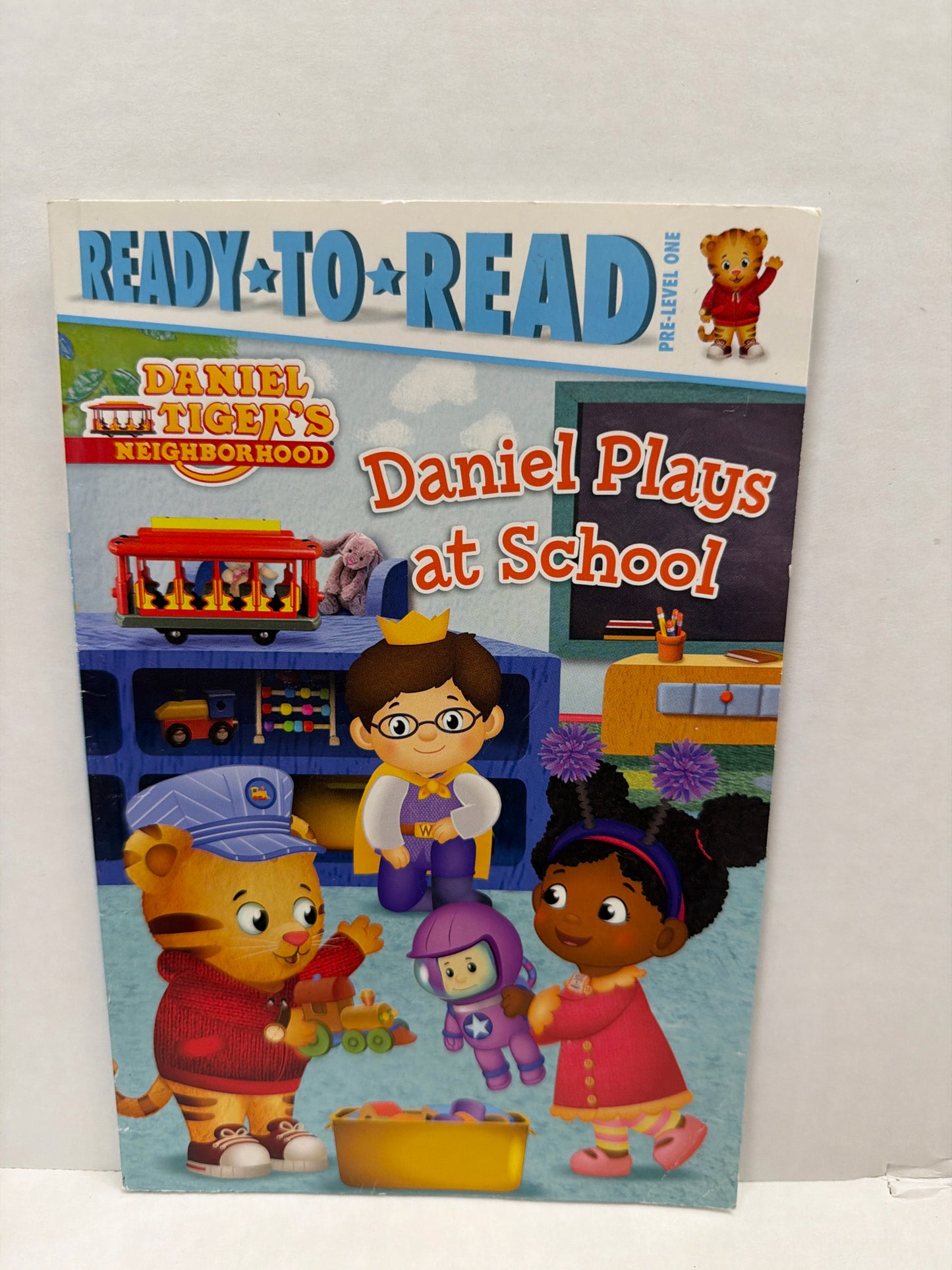 Daniel Plays at School Ready to read Pre-Owned Elementary Phonic Readers