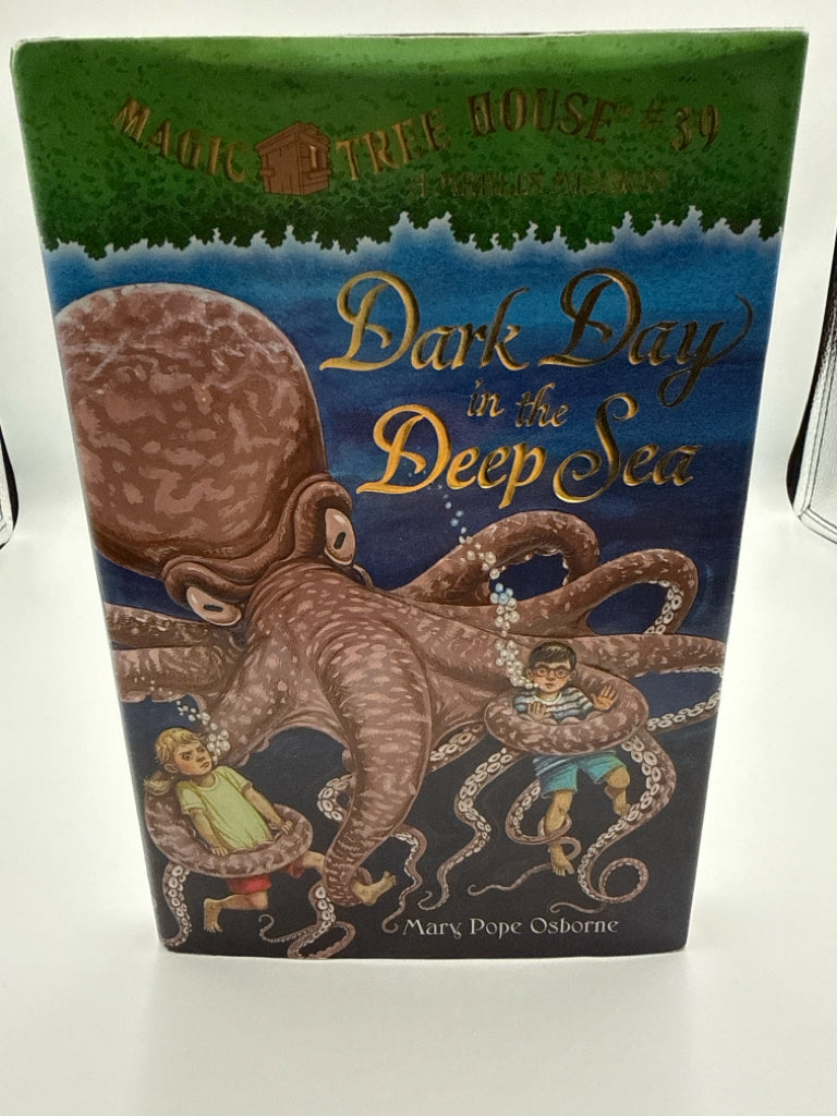 Dark Day in the Deep Sea Mary Pope Osborne Random House Juvenile Books