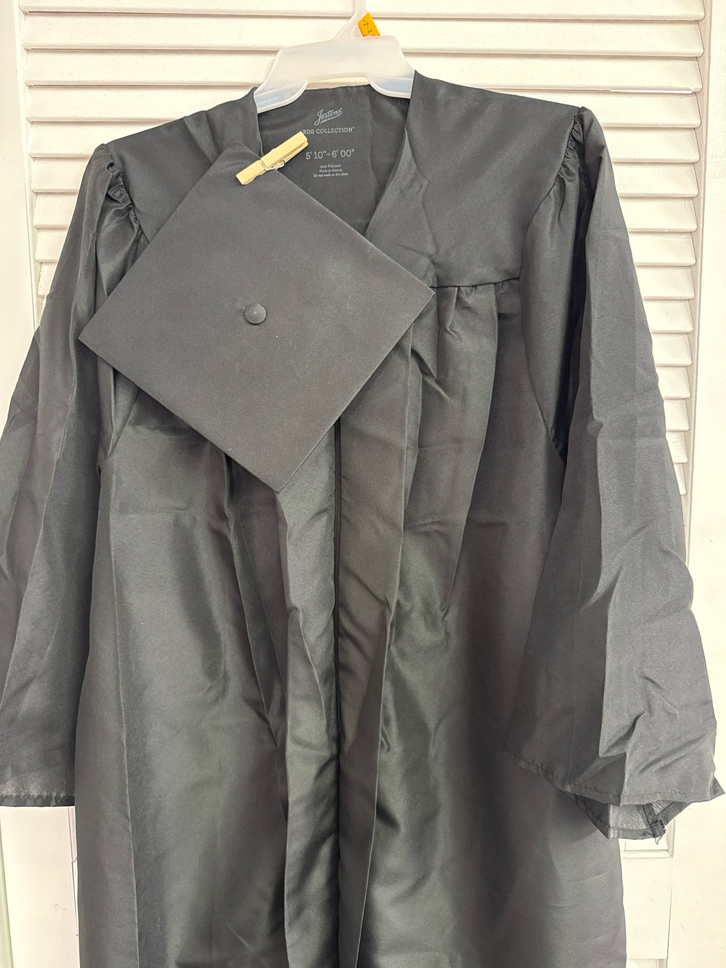 Graduation Cap & Gown Jostens Pre-Owned Miscellaneous
